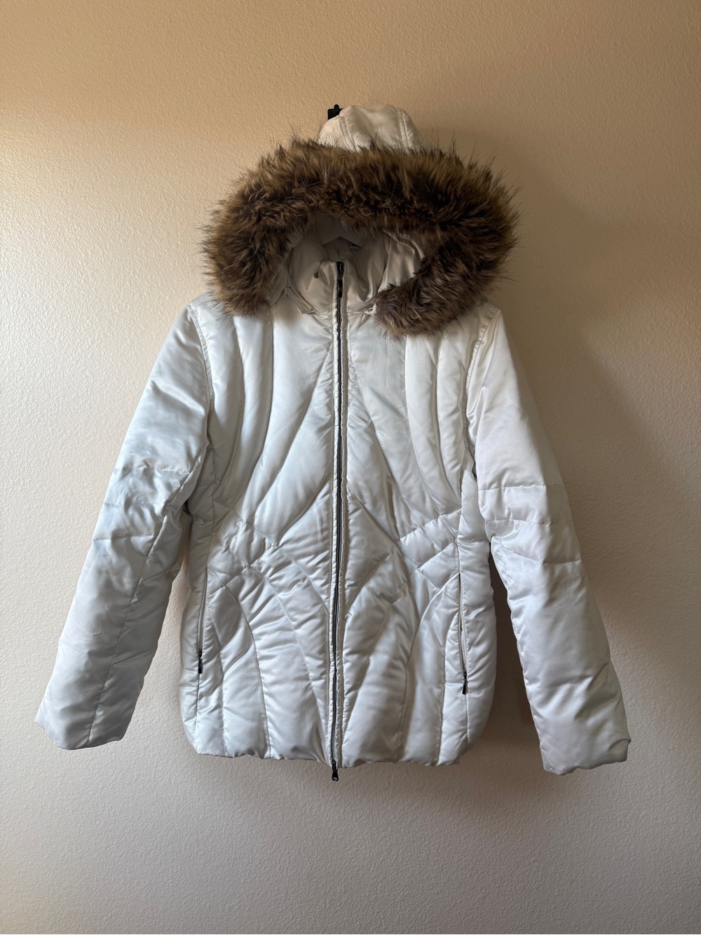 Women's White Quilted Hooded Puffer Coat with Faux Fur Trim